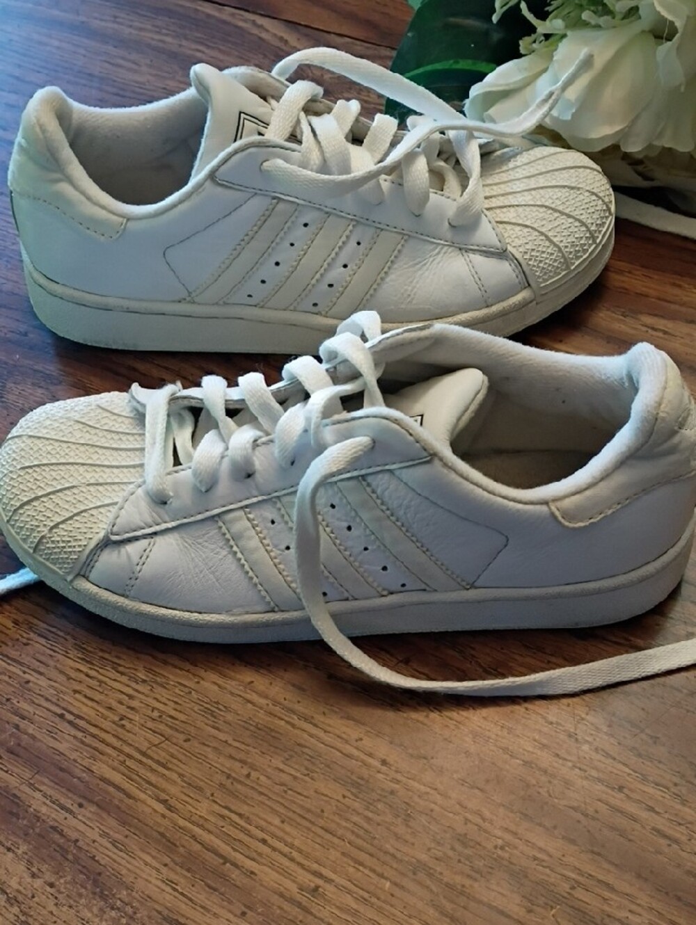 🩷Kids Adidas White Classic Shell Toe Sneakers - Picture 3 of 9
